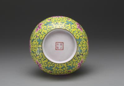 图片[3]-Painted enamel long neck vase with floral decor, Qing dynasty, Yongzheng reign (1723-1735)-China Archive